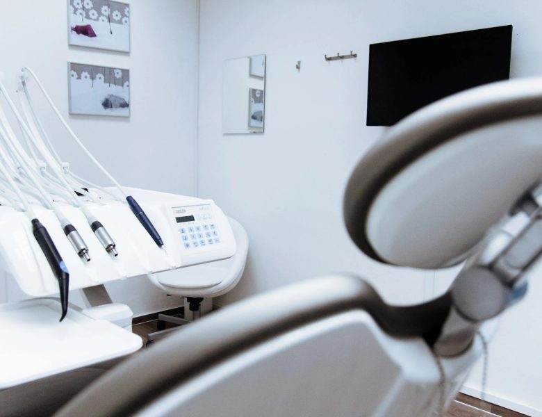 Come scegliere il dentista più adatto alle proprie esigenze? Ecco alcuni consigli utili