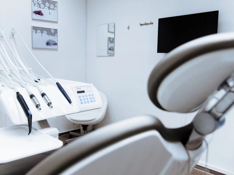 Come scegliere il dentista più adatto alle proprie esigenze? Ecco alcuni consigli utili