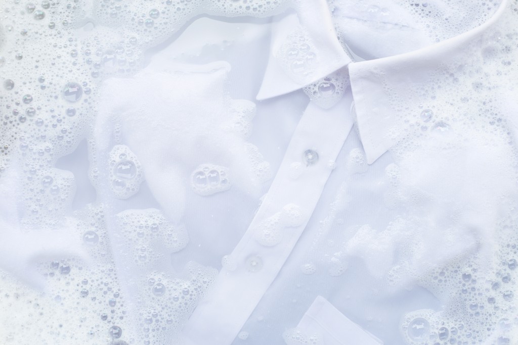 camicia bianca immersa per il bucato