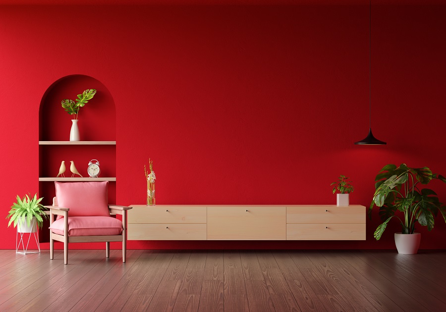 credenza-in-legno-nel-soggiorno-rosso-con-spazio-copia