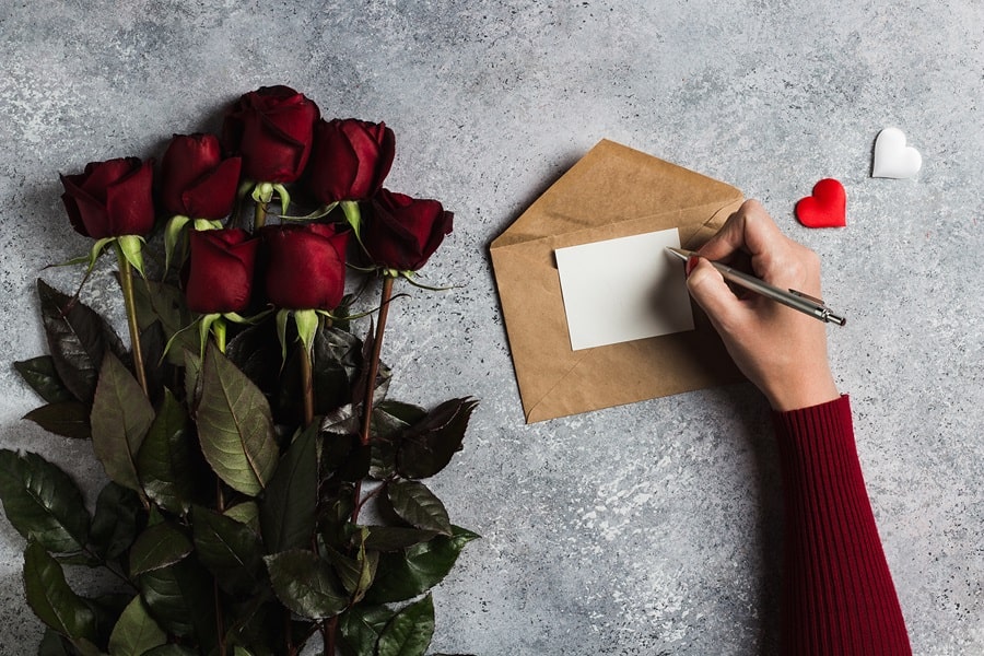 scrivere lettera d'amore e mandare dei fiori